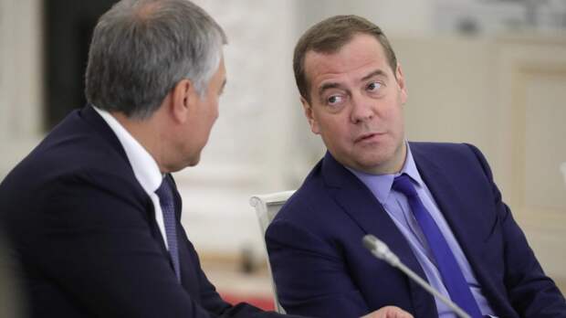 Медведев пошутил о странах, где президенты «блуждают на сцене»