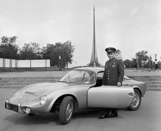 Французы подарили Гагарину гоночную машину Matra-Bonnet Jet VS, зная, что он увлекается быстрой ездой.