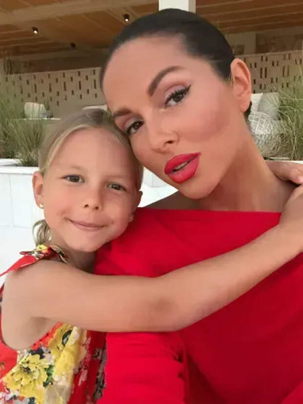 Нюша с дочерью