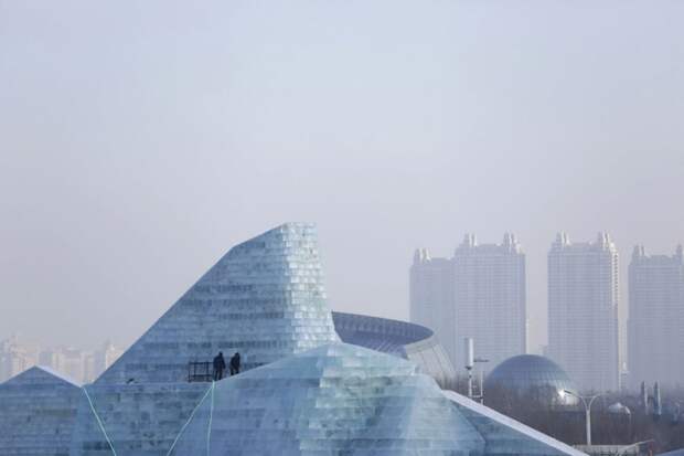 Ледяные строения на фоне китайских жилых муравейников.  Ледяная  скульптура, факты