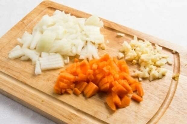 Овощи (лук, чеснок, морковь) почистить, нарезать кубиками. 
