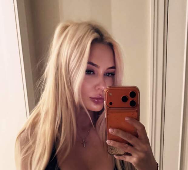 Актриса Наталья Рудова выложила фото в крошечном бикини