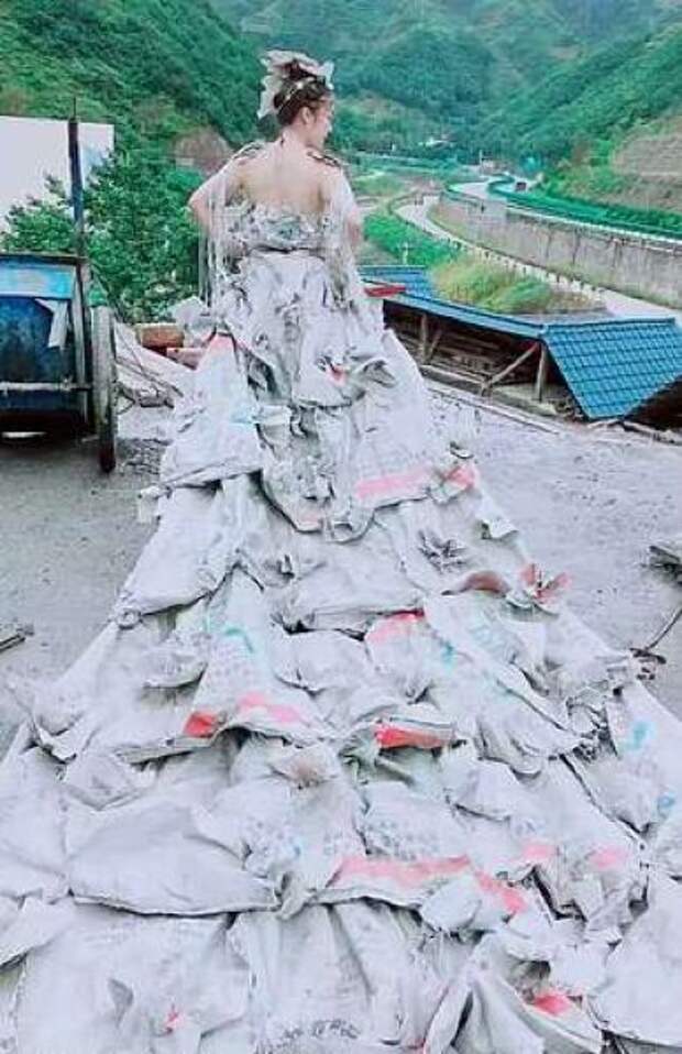 Фермерша пошила свадебное платье из 40 мешков для цемента, оставшихся после ремонта