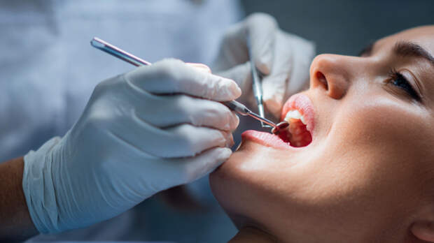 Женщина заплатила за лечение в Турции огромную сумму и лишилась всех зубов