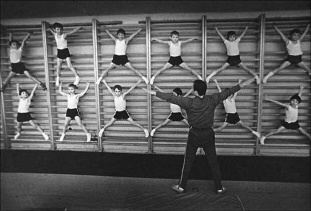 В советские время школьному уроку физкультуры уделяли огромное внимание.