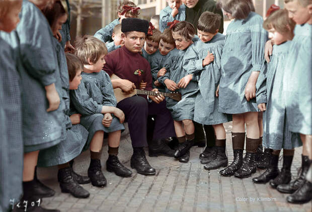 16. Мужчина и советские дети, 1940 год время, россия, фотография, цвет