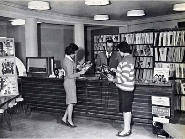 Две девушки в публичной библиотеке. Афганистан, 1950-й год.