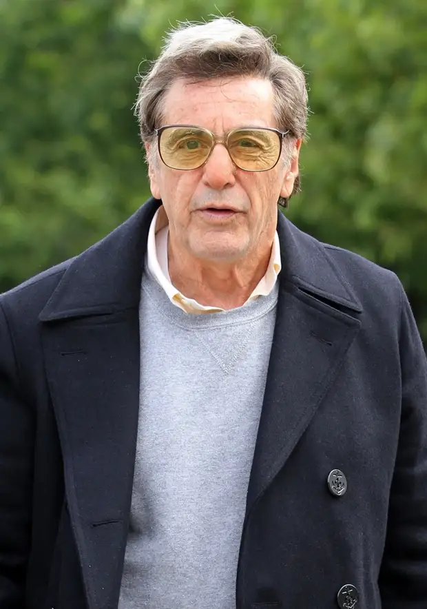 Встречается с 28-летней девушкой и танцует на улицах: как сейчас выглядит и чем занимается Аль Пачино