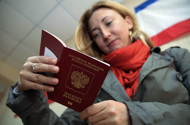 Девушка с российским заграничным паспортом в Симферополе. Фото: Андрей Иглов / РИА Новости