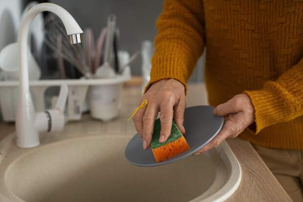 Врач объяснил долголетие женщин необходимостью мыть посуду после еды