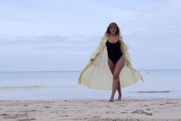 Певица Ксения Новикова показала фигуру в купальнике