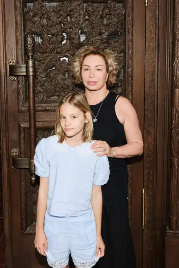 Симона Юнусова с внучкой Алисой