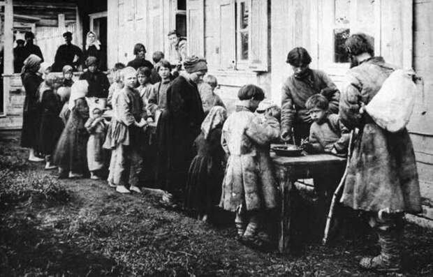 Дети получают бесплатные обеды в народной столовой село Новая Слобода. Во время голода 1892 г история, ретро, фото
