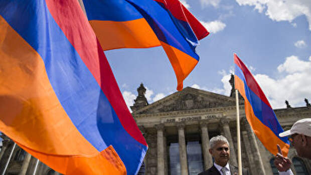 Демонстранты с флагами Армении у здания Бундестага в Берлине Германия. 2 июня 2016