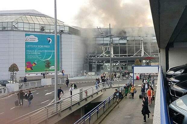 Первые мгновения после взрыва. Люди бегут из здания аэропорта. 