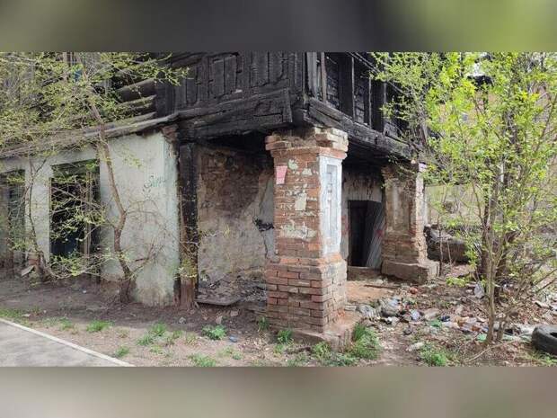 Объект культурного наследия в центре Читы превратили в стихийную свалку