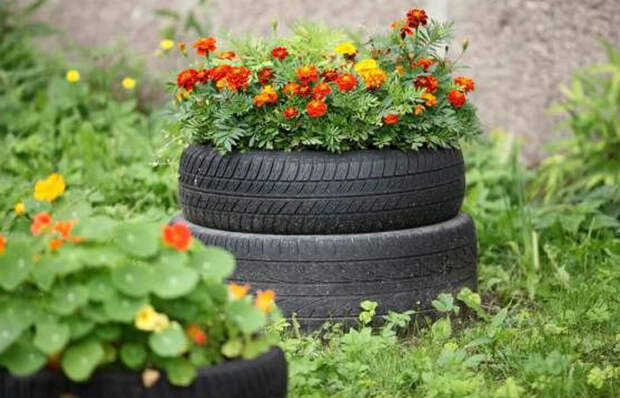Почему нельзя делать из старых шин цветочные клумбы?