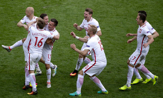 Сборная Польши празднует победу в серии пенальти над Швейцарией. Фото: twitter.com