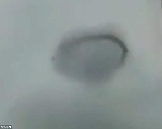 НЛО над Британией: мир теряется в догадках! британия, загадки вселенной, неопознанный летающий объект, непознанное, нло, странное, таинственное, черные кольца