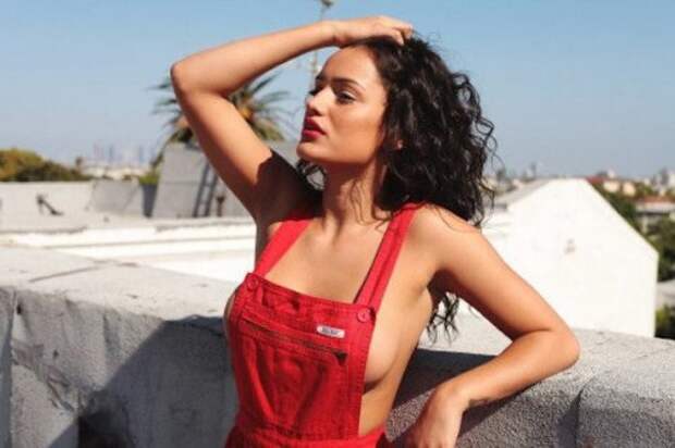 Откровенные снимки девушек в стиле sideboob (30 фото)