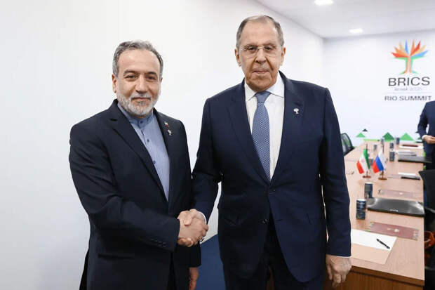 Лавров провел телефонный разговор с главой МИД Ирана Арагчи