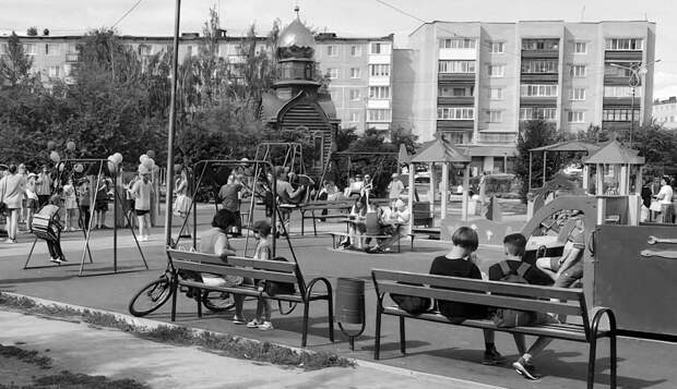 В городе Ревда установили качели и лазалки для особенных детей