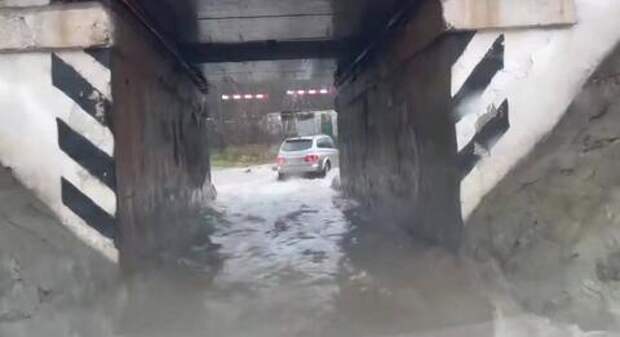 Новороссийск утонул в воде, в нескольких районах сильные потопы