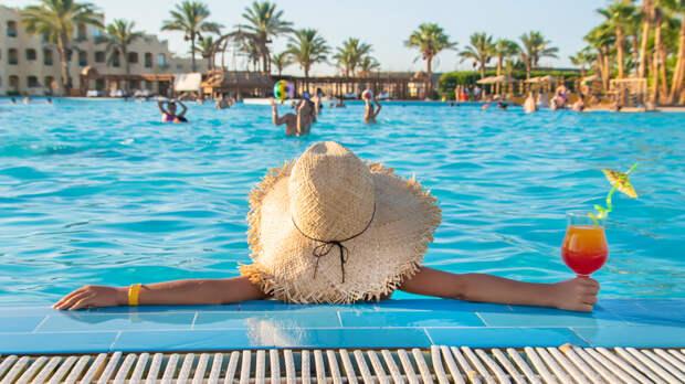 Ракета сбита над Турцией: опасно ли россиянам ехать на отдых и стоит ли сдавать билеты