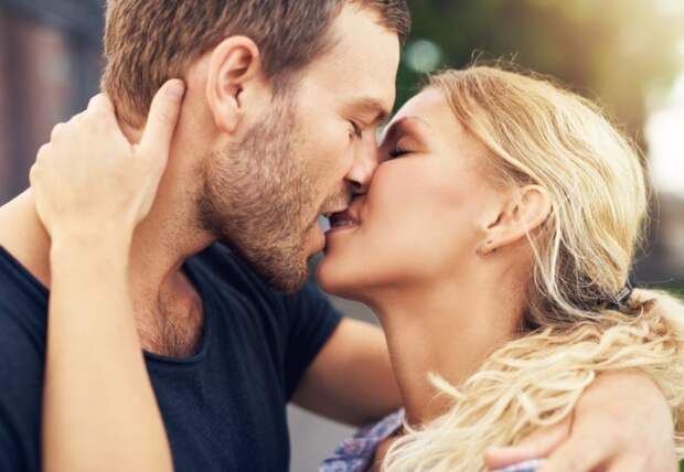 Считается ли поцелуй изменой? Что думает опрошенная молодежь?