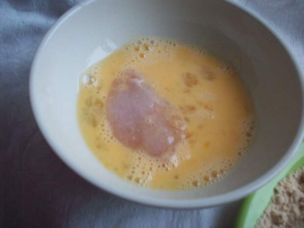 кусочек курицы в яйце