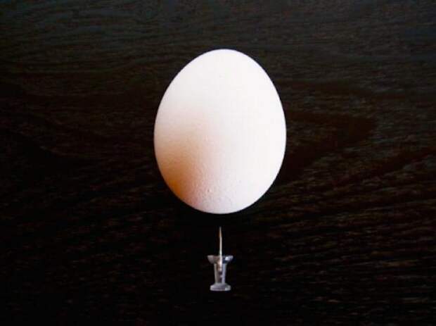 2.	Проткните канцелярской кнопкой, булавкой или иголкой маленькое отверстие в закругленной («тупой») части яйца Лайфхак, вареные яйца