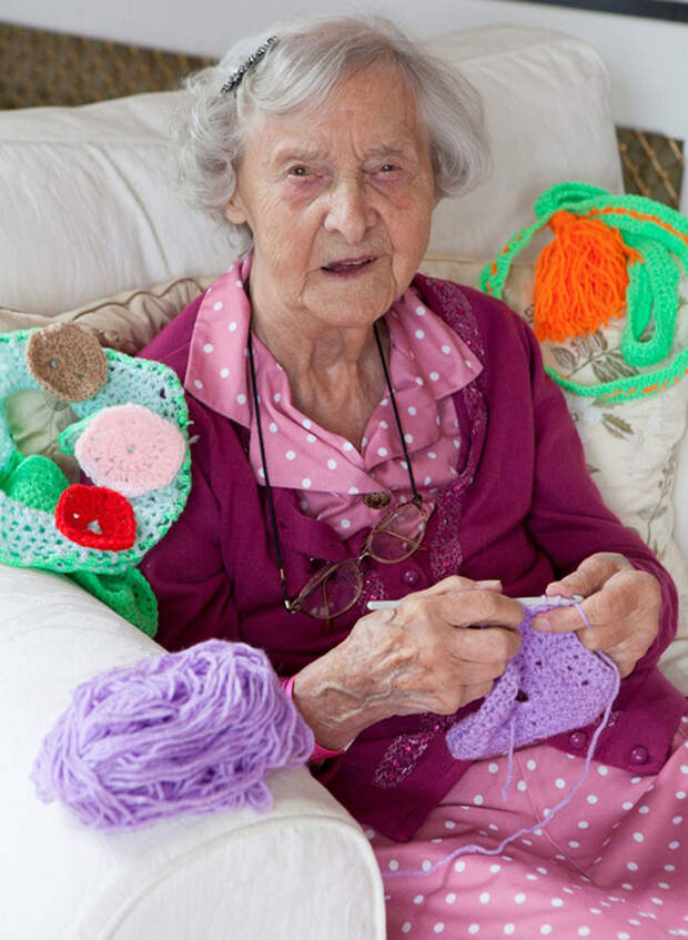 Грейс Бретт 104 года и она вяжет каждый день.