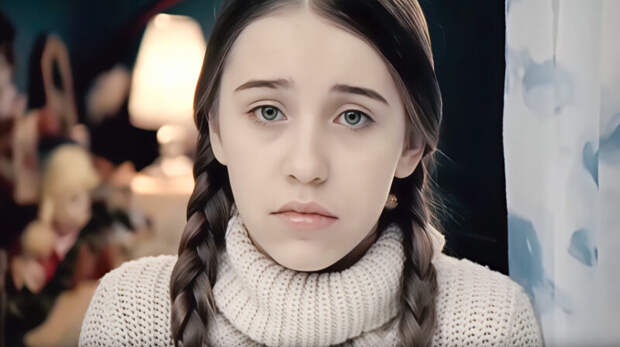11-летняя звезда «Белых корабликов»: куда пропала девочка с косичками и как она выглядит спустя 20 лет