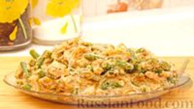 Фото к рецепту: Стручковая фасоль с курицей  в сливочном соусе с сыром