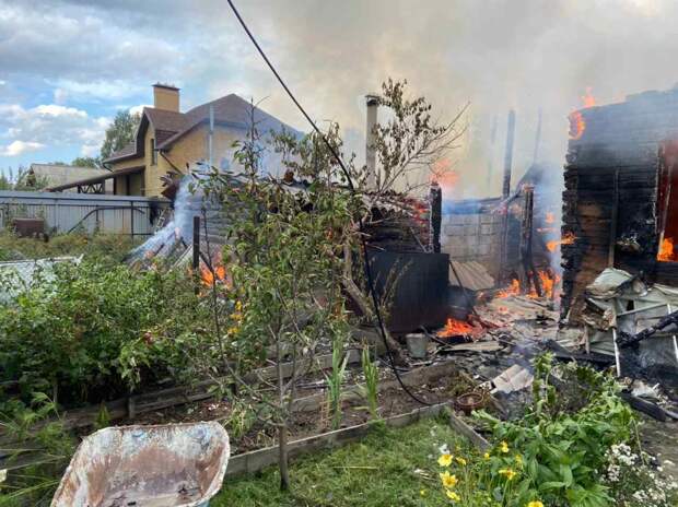 Пожар в Невьянске уничтожил два дома и повредил третий
