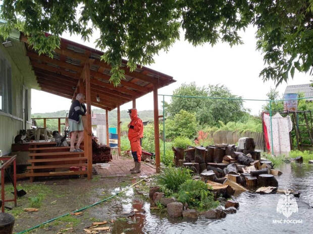 Спасатели помогают жителям Вяземского района после наводнения на реке Уссури