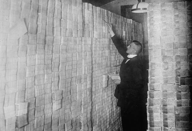 Страна нищих миллиардеров: как инфляция завела немцев в стриптиз-клубы
