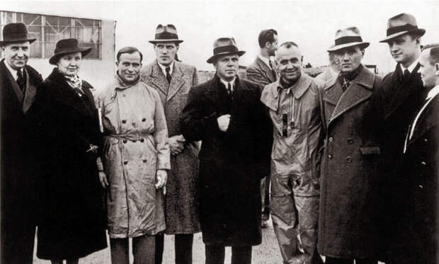 Члены Советской делегации (Яковлев третий справа) с группой немецких специалистов, Германия, март 1940г