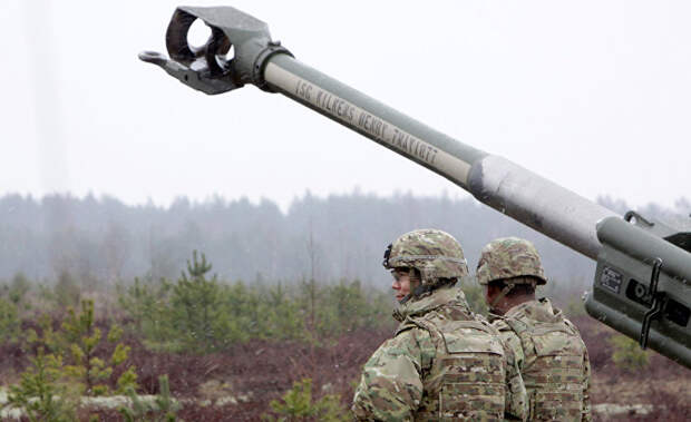 Военнослужащие блока НАТО возле гаубицы М-777 на военных учениях Operation Summer Shield на полигоне Адажи в Латвии Военнослужащие блока НАТО возле гаубицы М-777 на военных учениях Operation Summer Shield на полигоне Адажи в Латвии