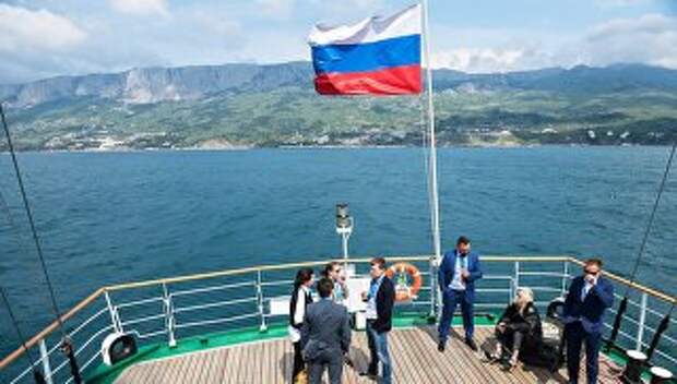 Участники Ялтинского международного экономического форума на паруснике Херсонес в Крыму