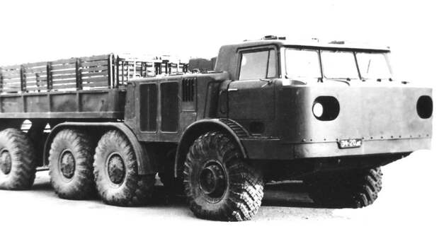Военизированный грузовик ЗИЛ-135Л4 с лобовой бронезащитой (из архива 21 НИИЦ)