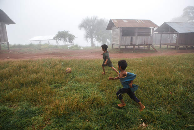 Дети ашанинка играют в футбол