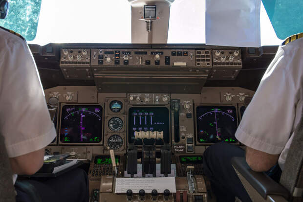 В США диспетчер сделал выговор двум пилотам за мяуканье и лай в радиоэфире