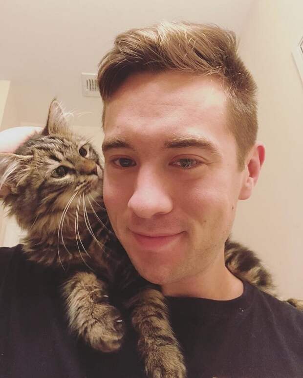 Котик и парень Кот на шее