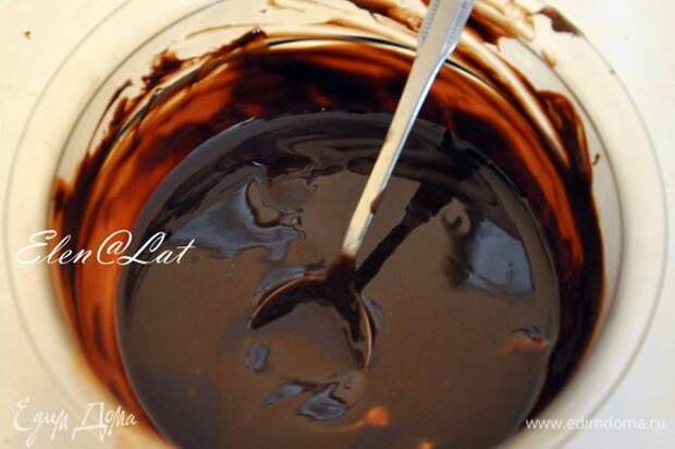 Шоколад и масло растопить либо в микроволновке, либо на водяной бане до однородности.