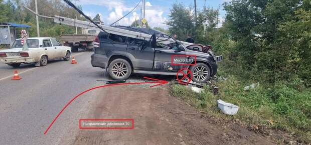 Омич на внедорожнике снес бетонный столб: в машине был младенец