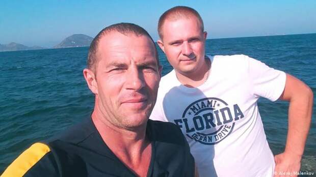Российские моряки Алексей Маленков (слева) и Роман Беленко обвиняются в Греции в незаконной перевозке мигрантов