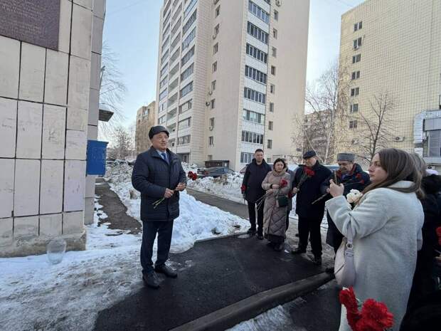 Ул – «Кояшыбыз» иде: Флорид Әгъзамов шәкертләре мемориаль тактага чәчәкләр салды