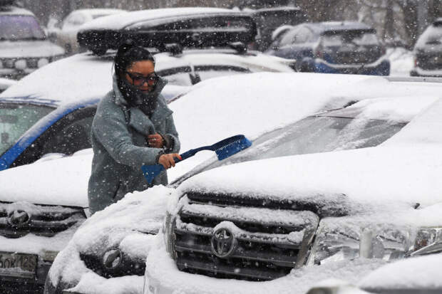 Автоэксперт Солдунов: перед началом движения крышу авто нужно очистить от снега
