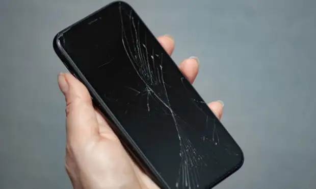 Эксперт рассказал, как спасти телефон от падения